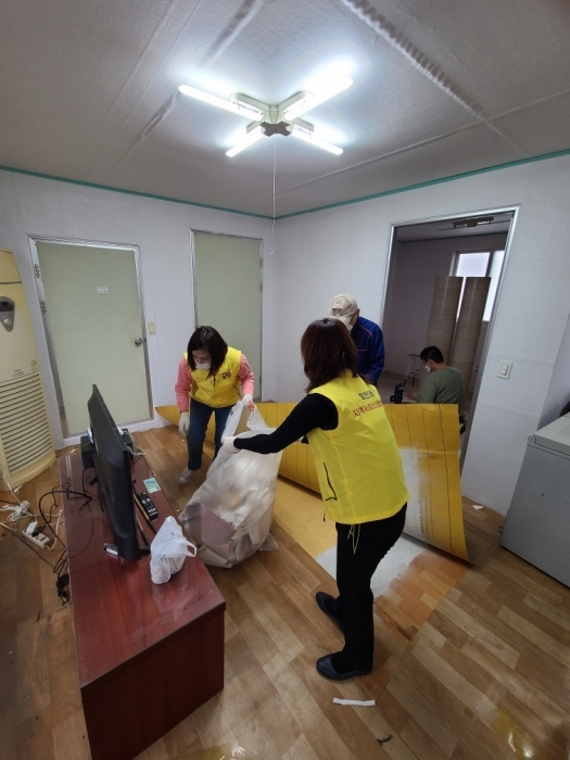 ▲ 회천3동 지역사회보장협의체 주거환경 개선사업.