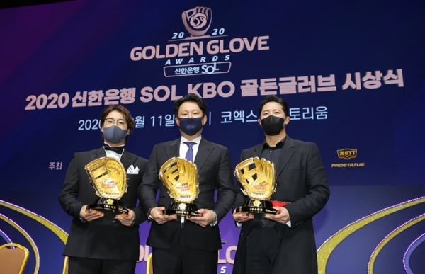 11일 오후 서울 삼성동 코엑스 오디토리움에서 열린 2020 KBO리그 골든글러브 시상식에서 KT 강백호(왼쪽부터), 김강 코치(로하스 대리 수상), 황재균이 수상 후 포즈를 취하고 있다.연합뉴스