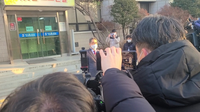 12일 오전 9시께 안산준법지원센터에서 조두순을 담당하는 고정래 전담보호관찰관이 취재진의 질문을 받고 있다.