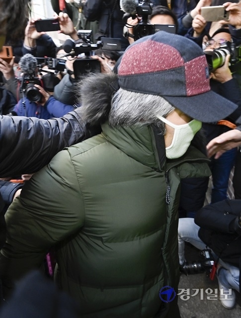 아동 성폭행 혐의로 징역 12년을 복역 후 출소한 조두순이 12일 오전 안산시 거주지로 들어가고있다. 윤원규 기자