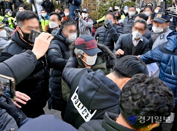 아동 성폭행 혐의로 징역 12년을 복역 후 출소한 조두순이 12일 오전 안산시 거주지로 들어가고있다. 윤원규 기자