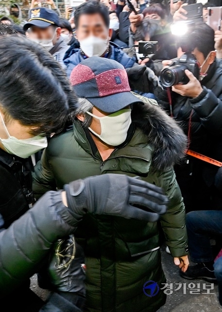 아동 성폭행 혐의로 징역 12년을 복역 후 출소한 조두순이 12일 오전 안산시 거주지로 들어가고있다. 윤원규 기자