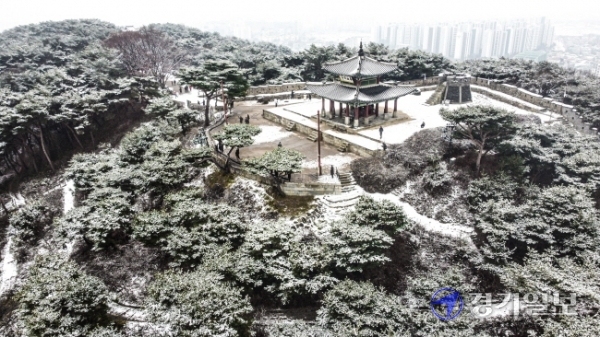경기지역에 많은 눈이 내린 13일 오전 수원화성 서장대가 온통 눈으로 뒤덮혀 멋진 설경을 연출하고 있다.조주현기자