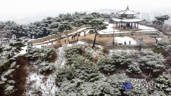 경기지역에 많은 눈이 내린 13일 오전 수원화성 서장대가 온통 눈으로 뒤덮혀 멋진 설경을 연출하고 있다.조주현기자