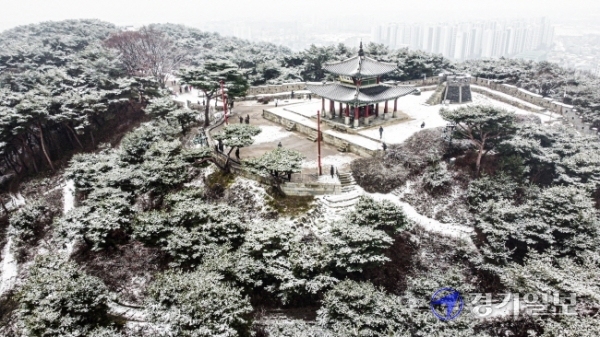 경기지역에 많은 눈이 내린 13일 오전 수원화성 서장대가 온통 눈으로 뒤덮혀 멋진 설경을 연출하고 있다.조주현기자