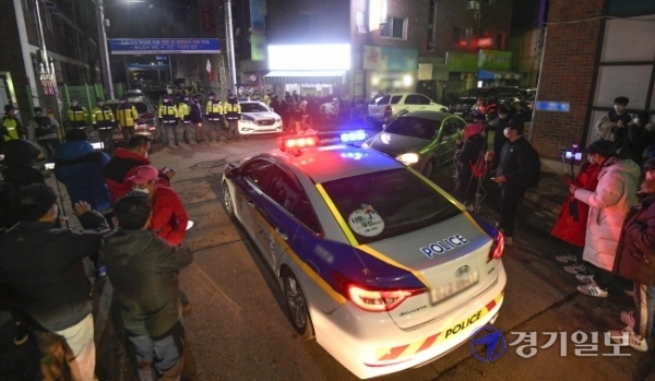 아동 성폭행범 조두순 출소 이틀째인 13일 오후 조 씨의 거주지가 있는 안산시 한 주택가가 경찰병력과 시민, 유튜버들이 몰려 어수선한 모습을 보이고 있다. 윤원규기자<br>