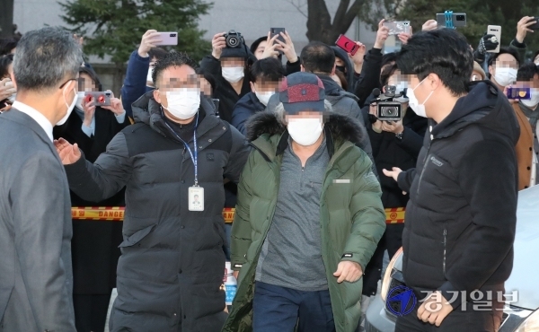 아동 성폭행 혐의로 징역 12년을 복역 후 출소한 조두순이 12일 오전 안산준법지원센터에서 행정절차를 위해 이동하고 있다. 윤원규 기자