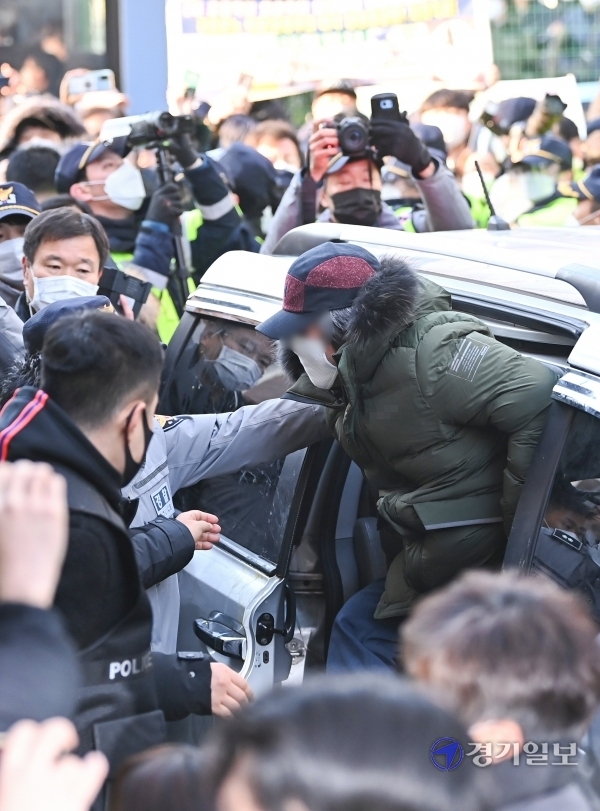 아동 성폭행 혐의로 징역 12년을 복역 후 출소한 조두순이 12일 오전 안산시 거주지에서 지역주민들에게 항의를 받으며 들어가고 있다. 윤원규기자