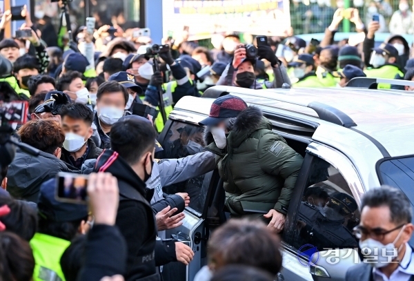 아동 성폭행 혐의로 징역 12년을 복역 후 출소한 조두순이 12일 오전 안산시 거주지에서 지역주민들에게 항의를 받으며 들어가고 있다. 윤원규기자