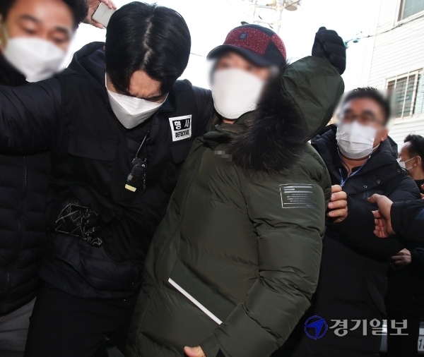 아동 성폭행 혐의로 징역 12년을 복역 후 출소한 조두순이 12일 오전 안산시 거주지에서 지역주민들에게 항의를 받으며 들어가고 있다. 윤원규기자
