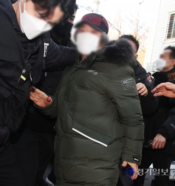 아동 성폭행 혐의로 징역 12년을 복역 후 출소한 조두순이 12일 오전 안산시 거주지에서 지역주민들에게 항의를 받으며 들어가고 있다. 윤원규기자