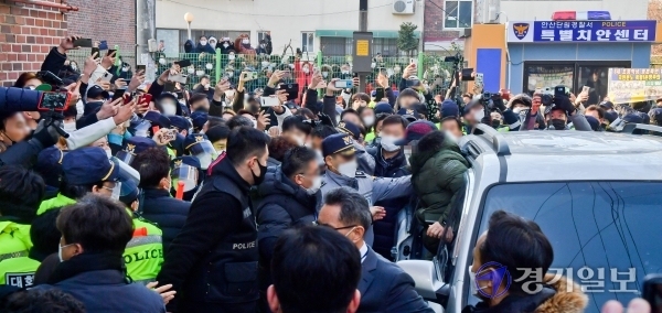 아동 성폭행 혐의로 징역 12년을 복역 후 출소한 조두순이 12일 오전 안산시 거주지에서 지역주민들에게 항의를 받으며 들어가고 있다. 윤원규기자