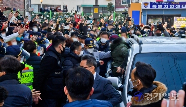 아동 성폭행 혐의로 징역 12년을 복역 후 출소한 조두순이 12일 오전 안산시 거주지에서 지역주민들에게 항의를 받으며 들어가고 있다. 윤원규기자