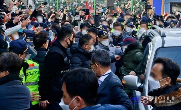 아동 성폭행 혐의로 징역 12년을 복역 후 출소한 조두순이 12일 오전 안산시 거주지에서 지역주민들에게 항의를 받으며 들어가고 있다. 윤원규기자