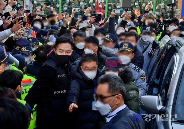 아동 성폭행 혐의로 징역 12년을 복역 후 출소한 조두순이 12일 오전 안산시 거주지에서 지역주민들에게 항의를 받으며 들어가고 있다. 윤원규기자