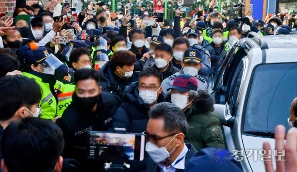 아동 성폭행 혐의로 징역 12년을 복역 후 출소한 조두순이 12일 오전 안산시 거주지에서 지역주민들에게 항의를 받으며 들어가고 있다. 윤원규기자