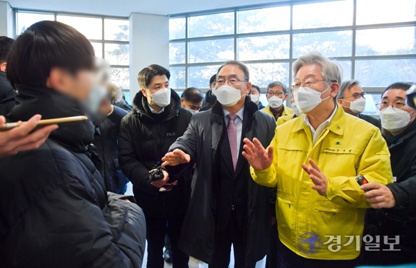 14일 오전 이재명 경기도지사가 코로나 19 생활치료센터 전환 예정인 수원시 영통구 경기대학교 경기드림타워를 방문해 학생들의 질문에 답변하고 있다. 윤원규기자
