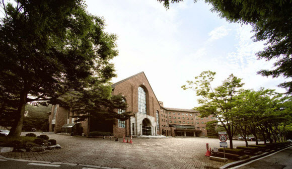 여의도순복음교회와 명성교회, 사랑의교회, 광림교회, 강남침례교회 등 국내 대형교회 5곳이 ''코로나19'' 확진자의 생활치료 공간을 제공한다고 14일 밝혔다. 사진은 생활치료센터로 사용될 사랑의교회 안성수양관. 사랑의교회 제공=연합뉴스