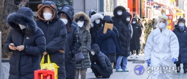인천을 비롯한 수도권지역의 코로나19 집중 검사 첫날인 14일 오전 인천 부평구보건소 선별진료소 앞에서 때마침 찾아온 한파속에 길게 늘어선 시민들이 검사 순서를 기다리고 있다. 한편  부평역과 주안역을 비롯한 인천지역의 선별진료소는 설치가 늦어져 하루늦게 운영될 예정이다. 장용준기자