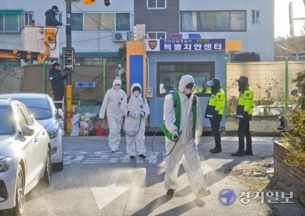 아동 성폭행범 조두순 출소 사흘째인 14일 오후 안산시 한 주택가에서 안산시 방역관계자들이 방역 활동을 펼치고 있다. 윤원규기자