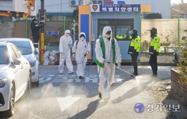아동 성폭행범 조두순 출소 사흘째인 14일 오후 안산시 한 주택가에서 안산시 방역관계자들이 방역 활동을 펼치고 있다. 윤원규기자