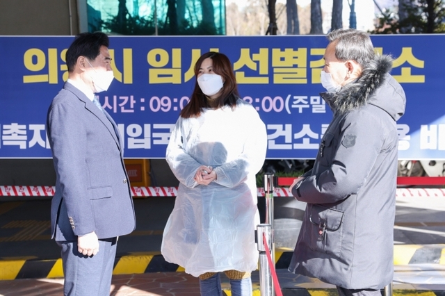▲ 김상돈 의왕시장 임시선별검사소 격려-1