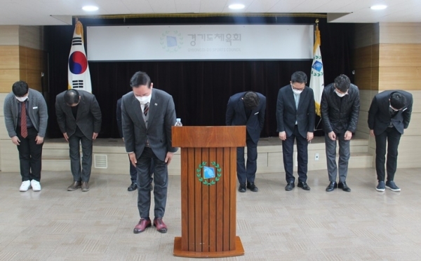 15일 이원성(가운데) 경기도체육회장과 체육회 간부들이 도체육회관 중회의실에서 최근 불거진 일련의 사태에 대해 사과를 하고 있다. 경기도체육회 제공