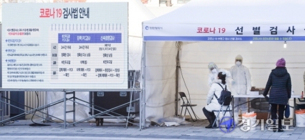 15일 오후 인천 부평구 경인전철 부평역 광장에서 운영을 시작한 임시 선별검사소 의료진이 검체 채취를 하고 있다. 장용준기자