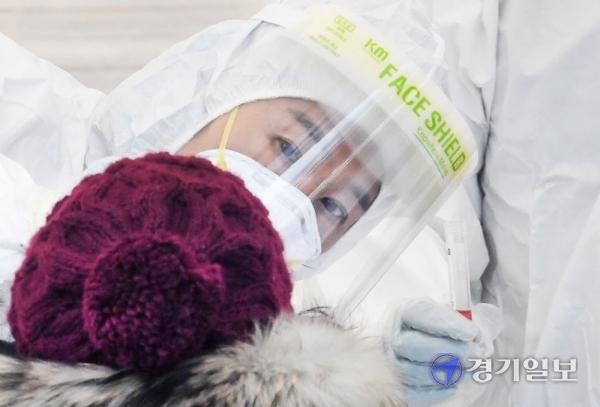 15일 오후 인천 부평구 경인전철 부평역 광장에서 운영을 시작한 임시 선별검사소 의료진이 검체 채취를 하고 있다. 장용준기자