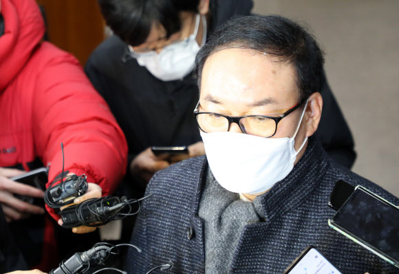 16일 새벽 윤석열 검찰총장 검사징계위원회 2차 심의를 마친 정한중 징계위원장 직무대리가 법무부 청사에서 기자들의 질문에 답하고 있다. 법무부 검사징계위원회는 윤석열 검찰총장의 징계 혐의를 인정하고 정직 2개월 처분을 내렸다. 연합뉴스