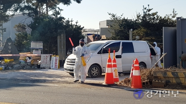 17일 조류인플루엔자(AI) 관련 ‘H5형’ AI 항원이 검출된 화성시 남양읍 신남리의 한 산란계 농장에서 방역당국 관계자들이 교통을 통제하고 있다. 채태병기자