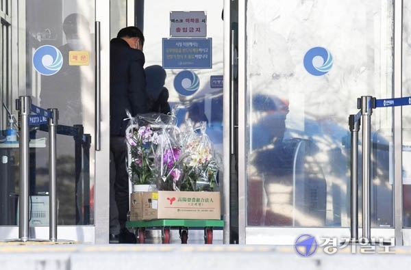 17일 오전 인천시청 중앙현관으로 꽃배달 업소 관계자가 축하 난 을 가지고 들어가고 있다. 인천시는 지난 11일 인사위원회를 열어 275명에 대한 2021년도 상반기 승진 인사를 의결했다. 장용준기자