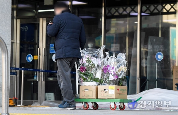 17일 오전 인천시청 중앙현관으로 꽃배달 업소 관계자가 축하 난 을 가지고 들어가고 있다. 인천시는 지난 11일 인사위원회를 열어 275명에 대한 2021년도 상반기 승진 인사를 의결했다. 장용준기자