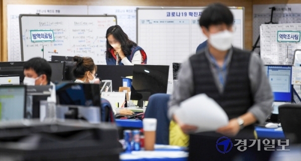 코로나19 신규 확진자가 이틀 연속 1천명대를 기록한 17일 오전 인천시 재난안전대책본부 공무원들이 긴장한 모습으로 분주히 움직이고 있다. 올해 1월 20일 국내에서 코로나19 첫 확진자가 나온 이래 신규 확진자가 이틀 연속 1천명을 기록한 것은 이번이 처음이다. 장용준기자