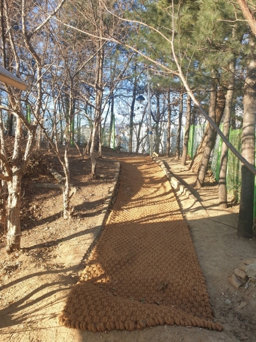▲ 의왕도시공사 체육시설 보수 현장. 사진은 내손체육공원 야자매트 공사.