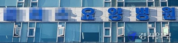 ▲ 부천시 한 요양병원에서 코로나19 확진자가 병상 배정 대기 중 사망한 사례가 잇따라 나오면서 코로나19 3차 대유행으로 인한 의료체계의 붕괴가 사실상 현실화됐다는 우려가 이어지고 있다. 잇단 사망자가 발생한 부천시의 해당 요양병원에서 18일 오후 의료진으로 추정되는 인물이 창밖을 바라보고 있다. 한편 도내 병상을 배정받지 못한 병원 대기자는 250여명으로 이들 중 일부는 시급한 치료가 필요한 중증 환자로 알려졌다. 조주현기자