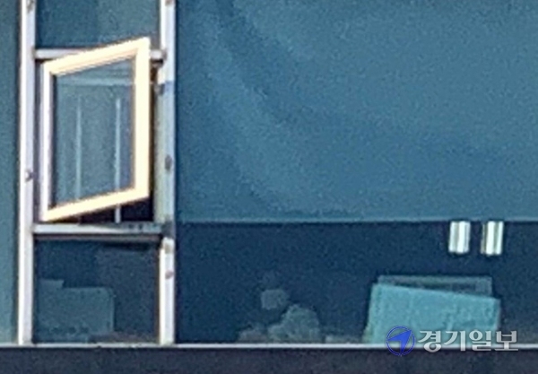 ▲ 부천시 한 요양병원에서 코로나19 확진자가 병상 배정 대기 중 사망한 사례가 잇따라 발생하면서 코로나19 3차 대유행으로 인한 의료체계 붕괴가 현실화된 것 아니냐는 우려가 나오고 있다. 잇단 사망자가 발생한 부천시의 해당 요양병원에서 18일 오후 의료진으로 추정되는 인물이 창밖을 바라보고 있다. 한편 도내 병상을 배정받지 못한 대기자는 250여명으로 이들 중 일부는 치료가 시급한 중증 환자로 알려졌다. 조주현기자