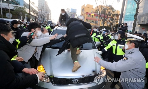 가로막힌 법무부 관용차량. 연합뉴스