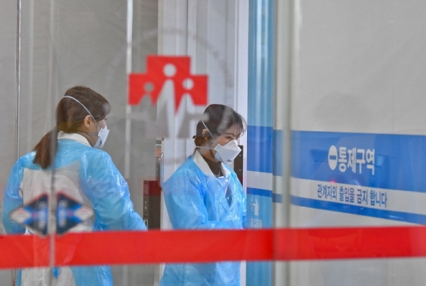 5일 오후 국내 코로나바이러스 감염증 17번째 확진자가 격리돼 있는 고양시 명지병원에서 관계자들이 음압격리병상을 출입하고 있다. 윤원규기자