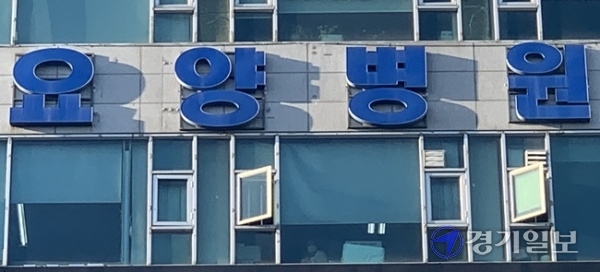 ▲ 부천시 한 요양병원에서 코로나19 확진자가 병상 배정 대기 중 사망한 사례가 잇따라 발생하면서 코로나19 3차 대유행으로 인한 의료체계 붕괴가 현실화된 것 아니냐는 우려가 나오고 있다. 잇단 사망자가 발생한 부천시의 해당 요양병원에서 18일 오후 의료진으로 추정되는 인물이 창밖을 바라보고 있다. 한편 도내 병상을 배정받지 못한 대기자는 250여명으로 이들 중 일부는 치료가 시급한 중증 환자로 알려졌다. 조주현기자<br>