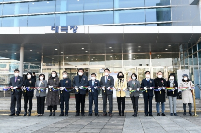지난 18일 광주시 남한산성아트홀 앞에서 열린 광주시 문화재단 현판식에서 신동헌 광주시장과 소병헌 국회의원, 오세영 광주시 문화재단 대표이사 등이 기념촬영을 하고 있다. 광주시 제공