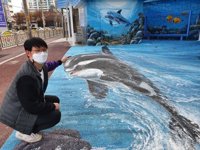 ▲ 학교앞 비상급수시설 돌고래와 함께 사진찍어요 (2)