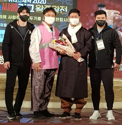 12월 16일 정읍국민체육센터에서 열린 고형근 수원시청 씨름단 감독 은퇴식에서 임태혁, 이충엽 코치, 고형근 감독, 이주용(왼쪽부터)이 기념촬영을 하고 있다.수원시청 제공