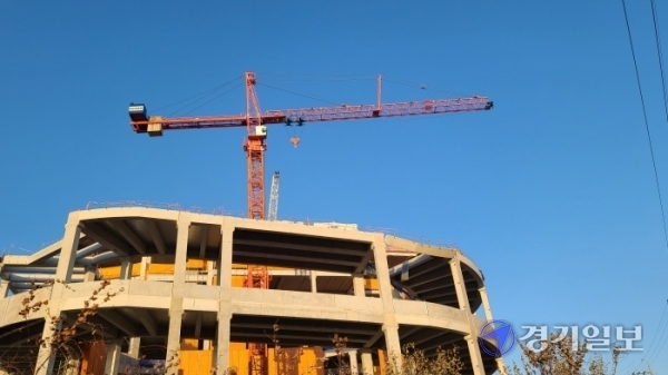 사망자 3명과 중상자 2명이 발생한 평택시 청북음 고렴리 소재 물류창고 사고현장. 박명호기자