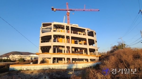 사망자 3명과 중상자 2명이 발생한 평택시 청북음 고렴리 소재 물류창고 사고현장. 박명호기자