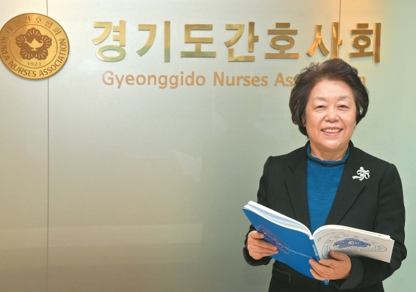 전화연 경기도간호사회 20대 회장이 지난 17일 수원 소재 경기도간호사회 사무실에서 취임 인사와 임기 내 경기도간호사회 운영 방안을 설명하고 있다.  윤원규기자