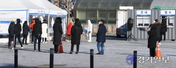 코로나19 확진자가 5일째 연속 1천명을 넘어선 20일 오전  인천 경인전철 부평역광장에 설치한 임시 선별검사소에서 시민들이 줄지어 검체검사 순서를 기다리고 있다.장용준기자