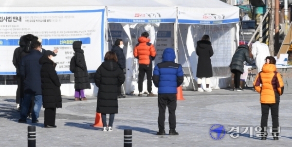 코로나19 확진자가 5일째 연속 1천명을 넘어선 20일 오전  인천 경인전철 부평역광장에 설치한 임시 선별검사소에서 시민들이 줄지어 검체검사 순서를 기다리고 있다.장용준기자