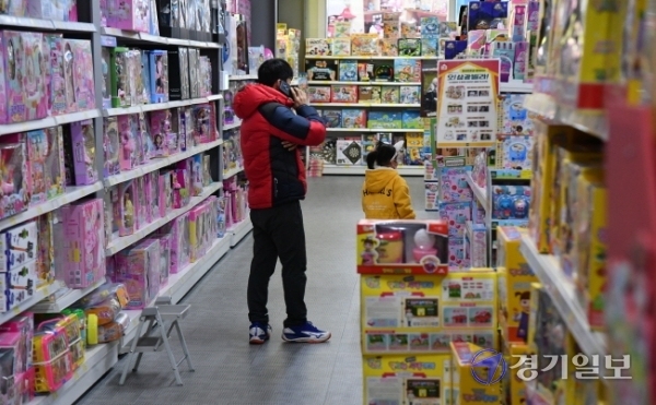 성탄절을 닷새 앞둔 20일 오후 화성시 병점동 한 장난감 할인판매장이 몇몇 손님만 있을 뿐 썰렁한 모습을 보이고 있다. 매장 주인은 “코로나19 탓인지 장난감 판매량이 작년 이맘때보다 크게 줄었다”고 말했다. 김시범기자