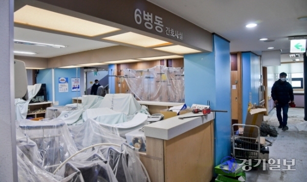 20일 오후 평택시 박애병원에서 음압병실 등 시설 개선 작업이 한창이다. 수도권 코로나19 중증환자 병상이 크게 부족한 가운데 민간 병원인 박애병원이 전국 처음으로 거점 전담병원을 자청, 시설 개선 뒤 이르면 24일부터 확진자 진료를 시작할 예정이다. 윤원규기자